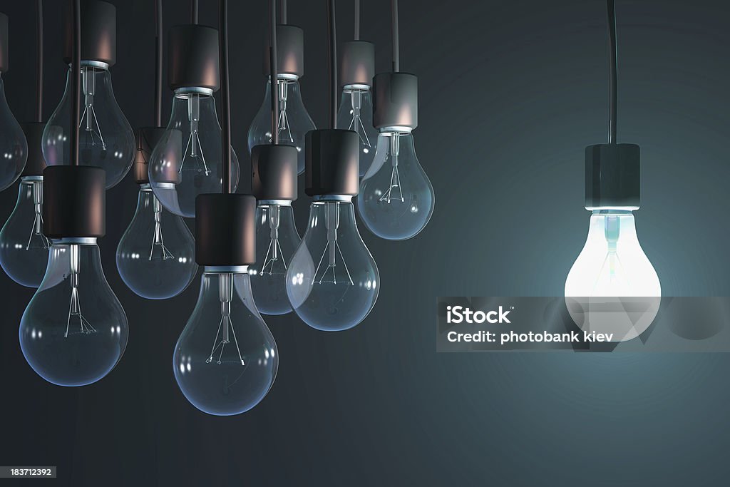 Leuchtende Glühbirne in der gray - Lizenzfrei Geistiges Eigentum Stock-Foto