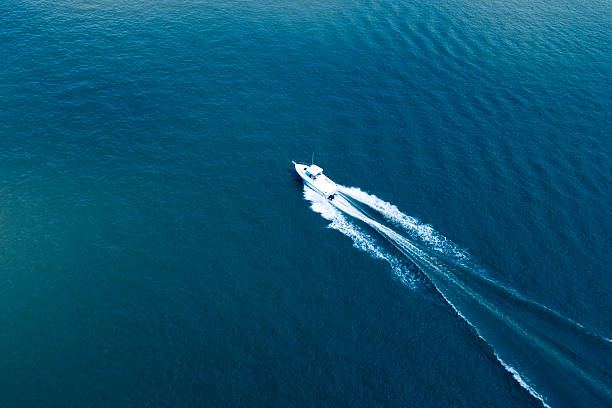 vista aérea de passeios de barco no rio hudson - motorboating - fotografias e filmes do acervo