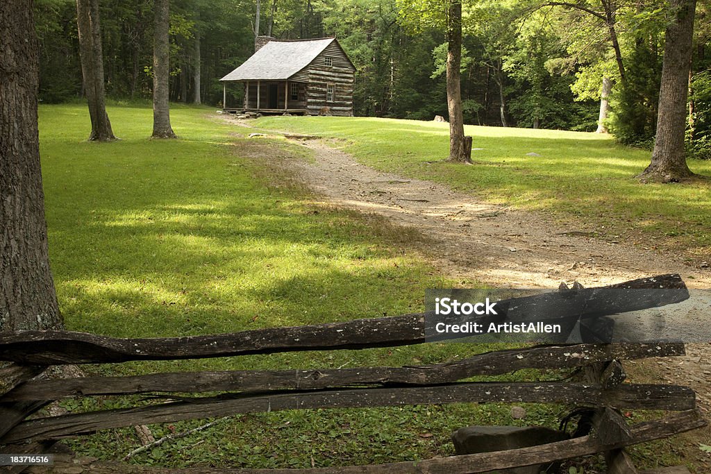 Log cabin in the wood с Забор до - Стоковые фото Cades Cove роялти-фри