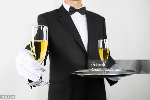 Butler Mit Champagner Stockfoto und mehr Bilder von Alkoholisches Getränk - Alkoholisches Getränk, Butler, Champagnerglas