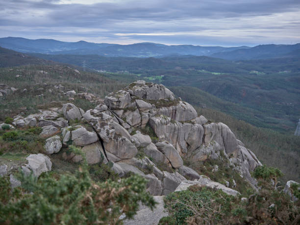 El Pico da Frouxeira es un monte de 427 metros de altitud situado en la parroquia de Santa Cilla do Valadouro, en Foz, Lugo, Galicia, España. En su cima se levantaba el Castelo da Frouxeira, del que hoy quedan exiguos restos y marcas en las rocas de los antiguos muros entre las rocas graníticas. La fortaleza perteneció al Mariscal Pardo de Cela, una figura controvertida de la nobleza gallega medieval.\nDesde este lugar, se puede disfrutar de una vista panorámica de las tierras de Foz y del litoral hacia el noreste, de Alfoz y O Valadouro en el sector oeste y del productivo y verde valle de San Martiño de Mondoñedo a sus pies.\nEs un lugar con olor a historia y una maravilla natural que atrae a los amantes del senderismo y el turismo activo. Para llegar al pico, es necesario seguir una carretera bastante empinada. Una vez en la cima, podrás disfrutar de su fortaleza y de unas espectaculares vistas del famoso Valle de Oro.