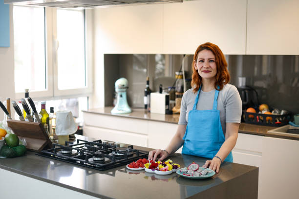 woman preparing food - baking cake making women photos et images de collection