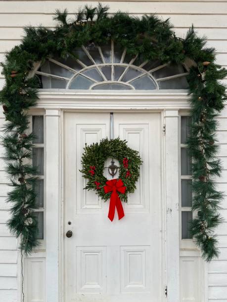 christmas wreath decor - doormat door christmas holiday imagens e fotografias de stock