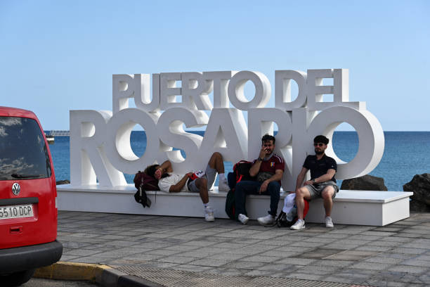 town sign of puerto del rosario at the harbor, fuerteventura, canary islands, spain. - puerto de sol imagens e fotografias de stock