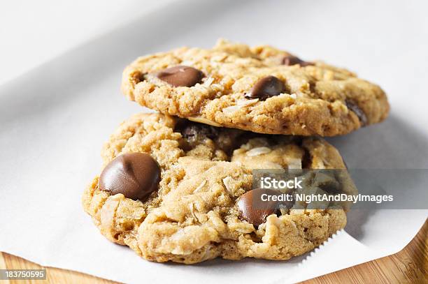 Avena Con Pedacitos De Chocolate Foto de stock y más banco de imágenes de Galleta con trozos de chocolate - Galleta con trozos de chocolate, Galleta - Dulces, Harina de avena