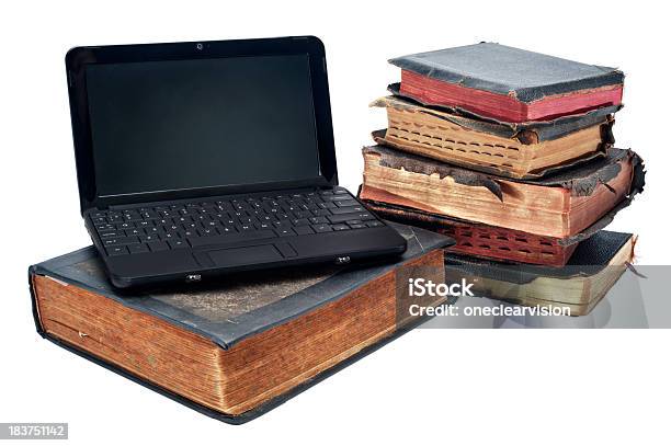 Lo Antiguo Y Lo Nuevo Ordenador Portátil Con Libros Foto de stock y más banco de imágenes de Netbook