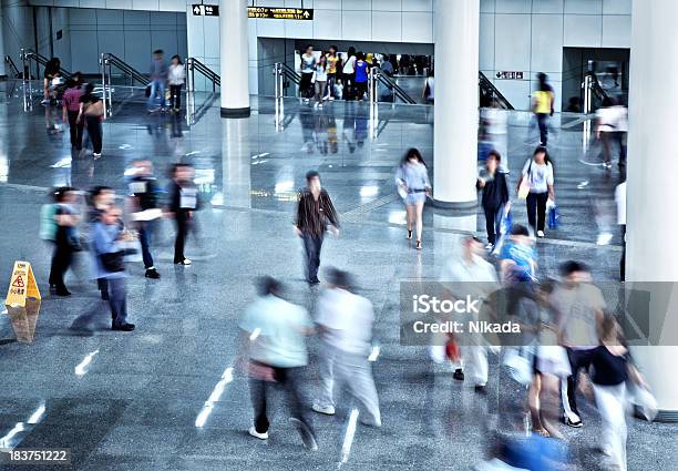 Trabalhadores Da Cidade - Fotografias de stock e mais imagens de Aeroporto - Aeroporto, Andar, Arquitetura