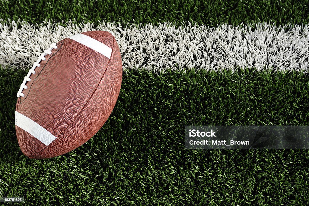 Футбол на поле - Стоковые фото Американская футбольная форма роялти-фри