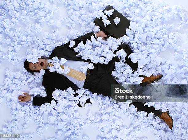 Foto de Homem De Negócios Feliz Com O Trabalho e mais fotos de stock de Documento - Documento, Enterrado, Papelada