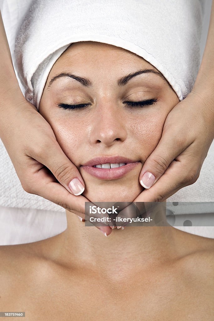 Mulher recebendo uma massagem - Foto de stock de Adolescente royalty-free