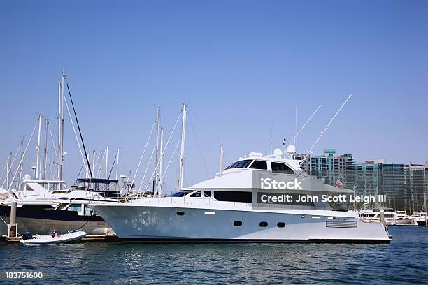 Bianco Di Barca Vacanza - Fotografie stock e altre immagini di Acqua - Acqua, Andare in barca a vela, Appartamento