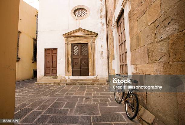 Узкая Улица В Lucca Italy — стоковые фотографии и другие картинки Лукка - Лукка, Архитектура, Без людей