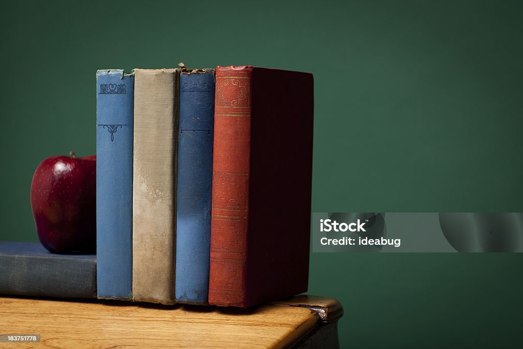 Apple と旧書籍で学校デスクにある黒板 - からっぽのロイヤリティフリーストックフォト