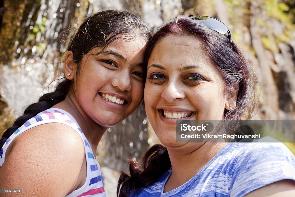 Freudig indische Mutter und Tochter genießen Sie Ihr Outdoor-Urlaub - Lizenzfrei Alleinerzieherin Stock-Foto