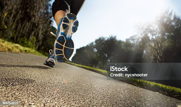 Morgen Lauf Stockfoto und mehr Bilder von Rennen - Körperliche Aktivität - Rennen - Körperliche Aktivität, Laufdisziplin, Sportschuh