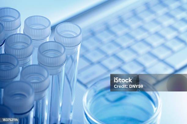 Foto de Investigação Científica e mais fotos de stock de Biotecnologia - Biotecnologia, Ciência, Computador