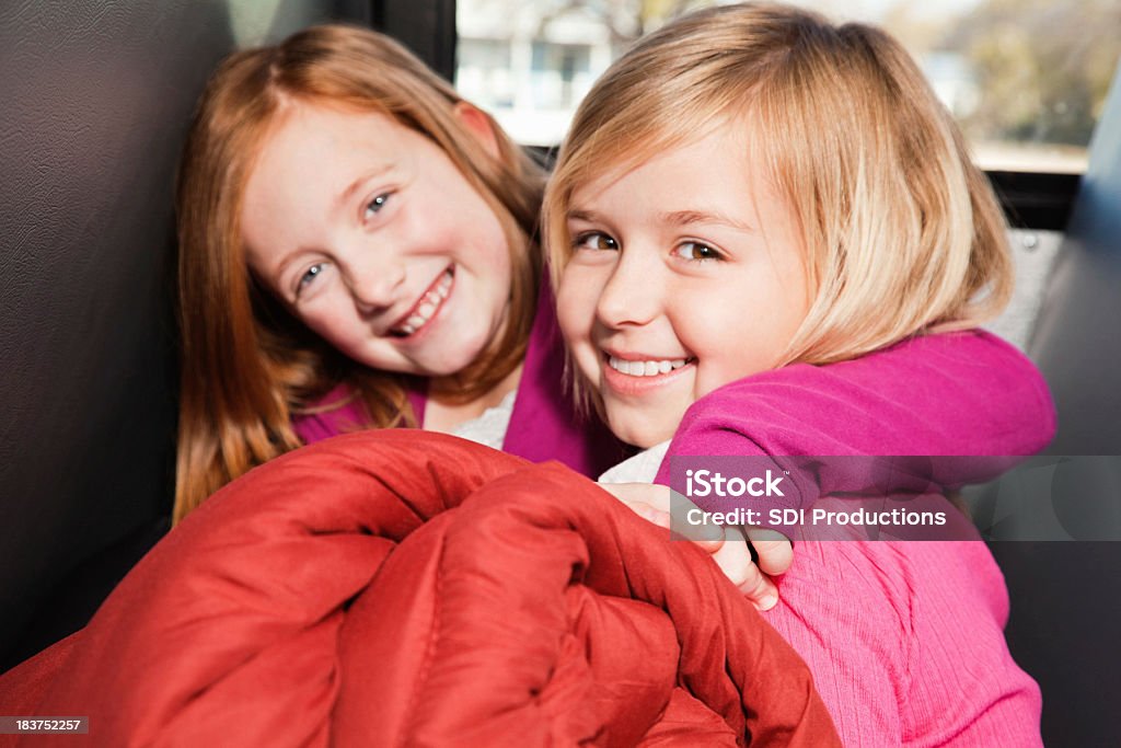 Jóvenes amigos en el autobús que va al campamento saco de dormir - Foto de stock de Abrazar libre de derechos