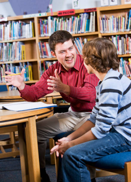 homem e jovem rapaz conversando na escola, biblioteca - sc0460 - fotografias e filmes do acervo