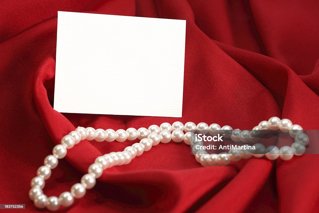 Tarjeta de felicitación con collar de perlas de terciopelo rojo - Foto de stock de Arrugado libre de derechos