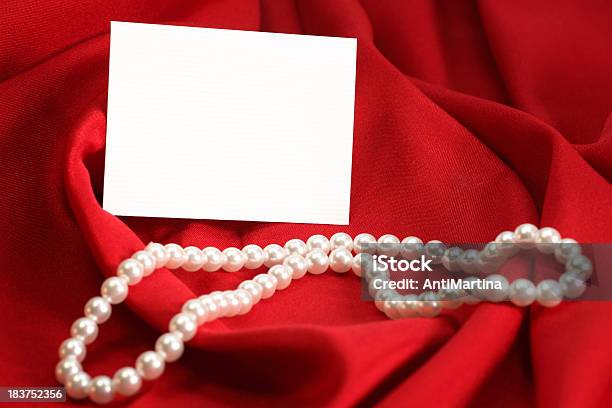 Tarjeta De Felicitación Con Collar De Perlas De Terciopelo Rojo Foto de stock y más banco de imágenes de Arrugado