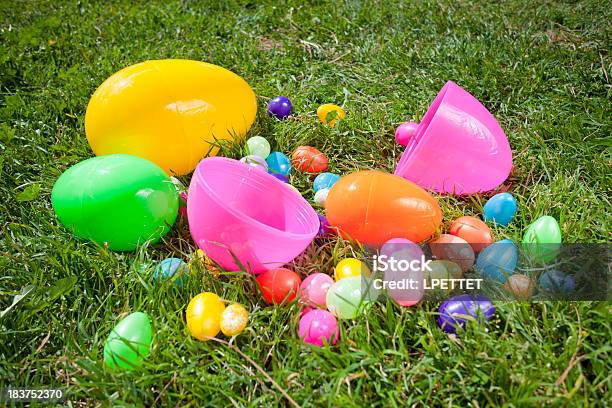 Foto de Ovos De Páscoa e mais fotos de stock de Campo - Campo, Caça ao ovo da Páscoa, Comemoração - Evento