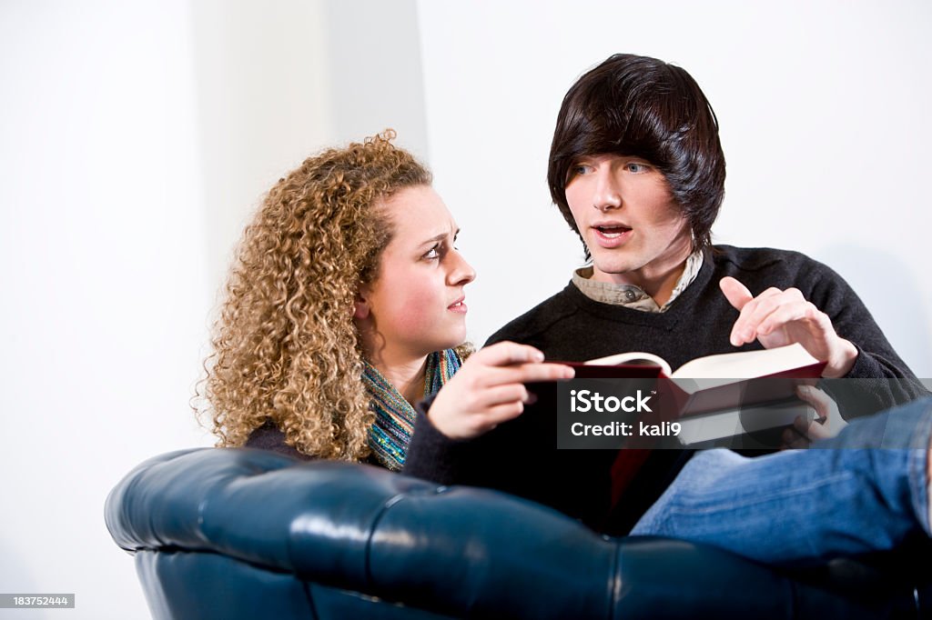 Adolescentes sobre libros juntos - Foto de stock de Adolescente libre de derechos