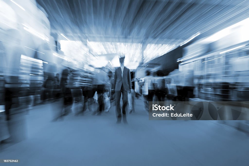 Человек ходить - Стоковые фото Торгово-промышленная выставка роялти-фри