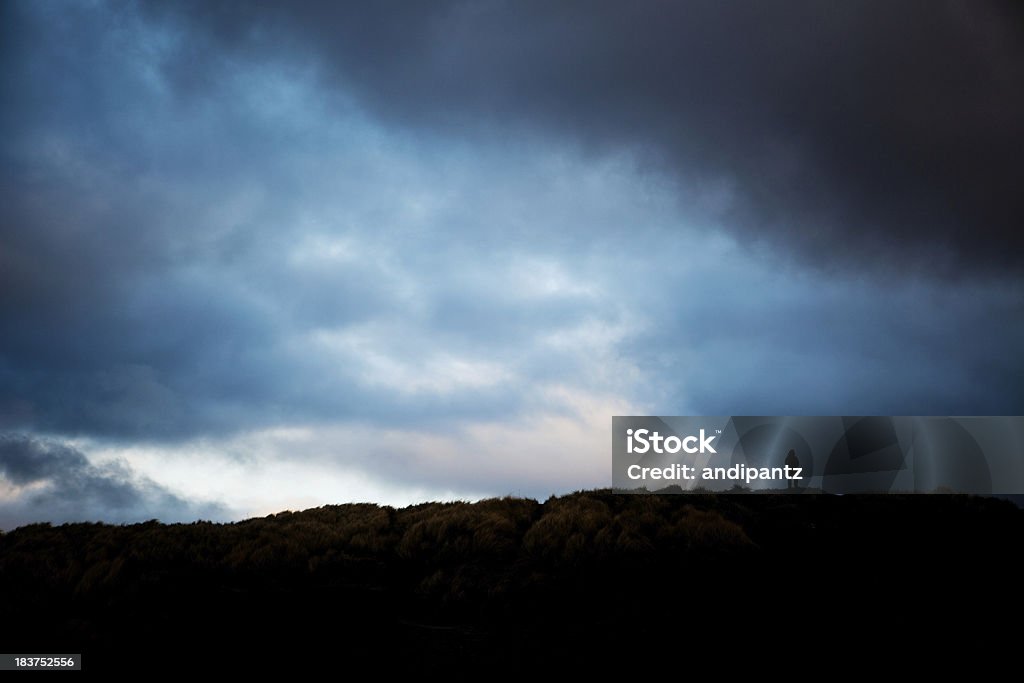 Silueta de un hombre en tormenta - Foto de stock de Adulto libre de derechos