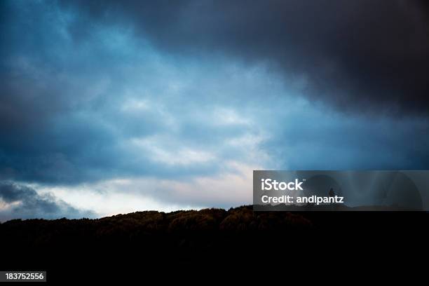 Silueta De Un Hombre En Tormenta Foto de stock y más banco de imágenes de Adulto - Adulto, Aire libre, Azul