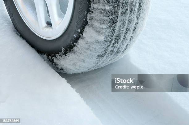 Foto de Pneus De Inverno Em Estrada Coberta De Neve e mais fotos de stock de Branco - Branco, Cor Preta, Dia