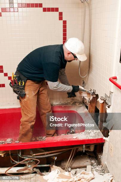 Guy Tareas De Baño Foto de stock y más banco de imágenes de Adulto - Adulto, Ampliación de casa, Artesano