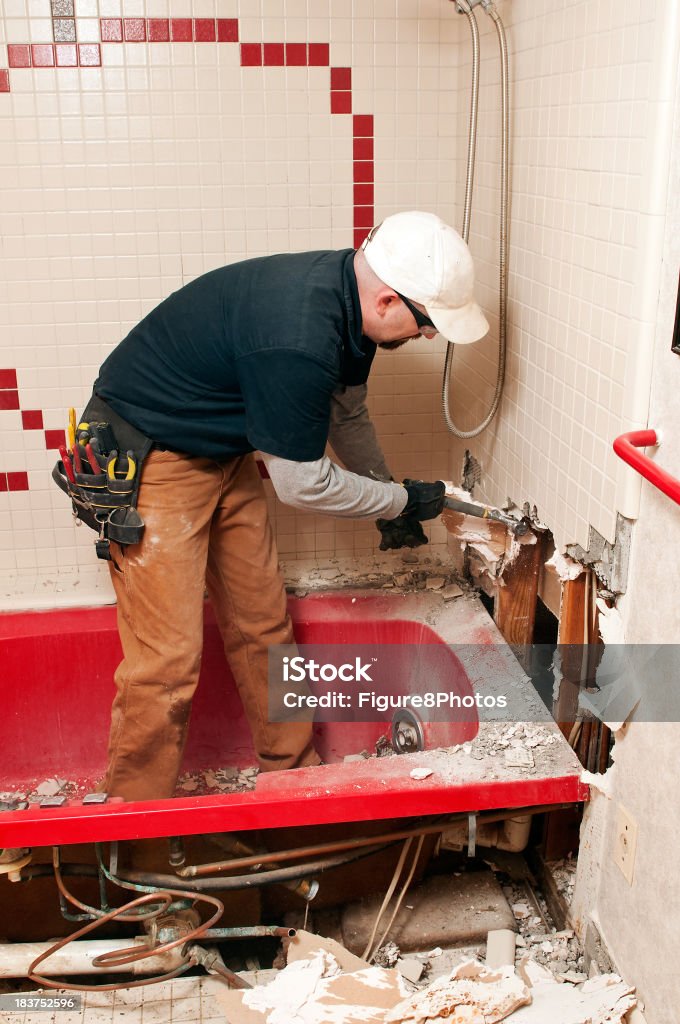 Guy rénovation de la salle de bains - Photo de Adulte libre de droits