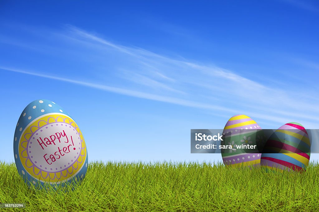 Urządzone Wielkanoc jaja w trawie na błękitne niebo - Zbiór zdjęć royalty-free (Bez ludzi)