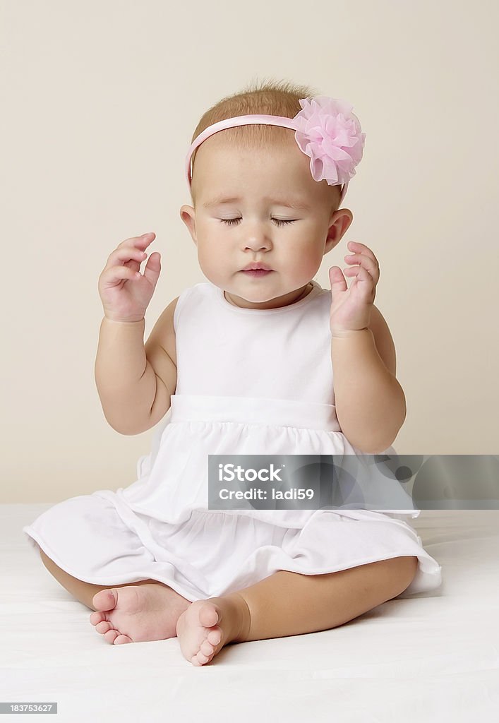 Bambino ragazza in abito rosa. - Foto stock royalty-free di Abbigliamento