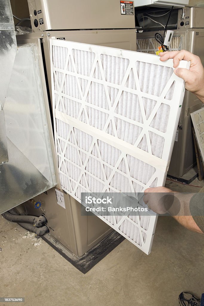 Uomo mani cambia ampie pieghe fornace filtro dell'aria - Foto stock royalty-free di Tecnica di illuminazione