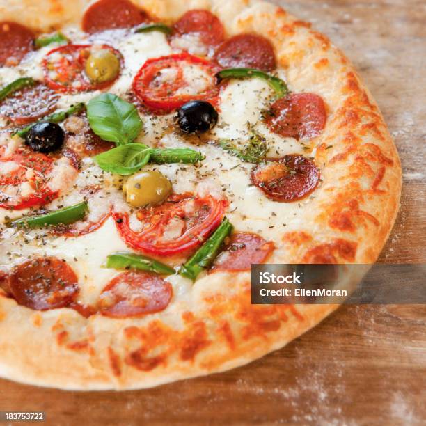 Pizza - Fotografias de stock e mais imagens de Alimentação Não-saudável - Alimentação Não-saudável, Assado no Forno, Azeitona