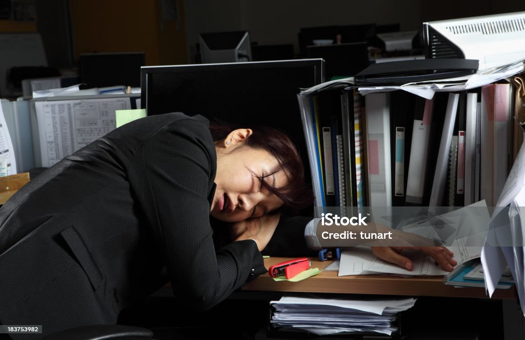 Fatigué Femme d'affaires travaillant tard - Photo de Japonais libre de droits