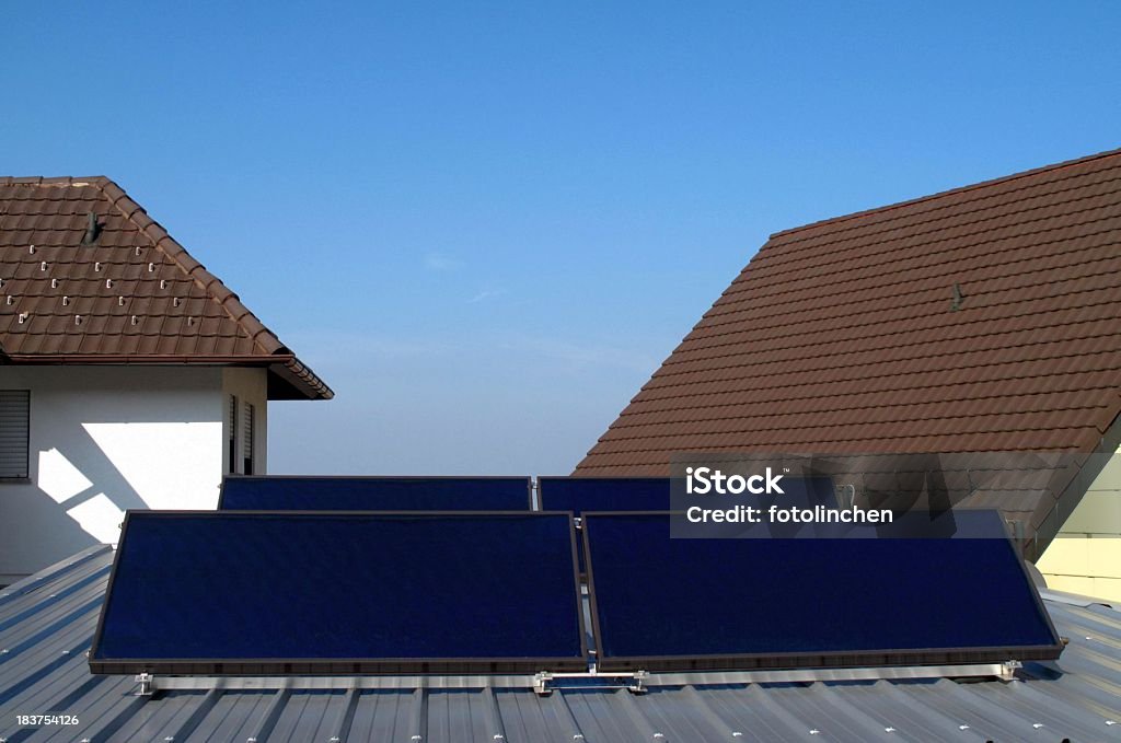 carport Sonnenkollektoren auf dem Dach - Lizenzfrei Baugewerbe Stock-Foto