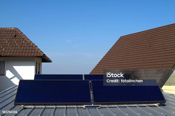 Carport Sonnenkollektoren Auf Dem Dach Stockfoto und mehr Bilder von Baugewerbe - Baugewerbe, Dach, Dachziegel