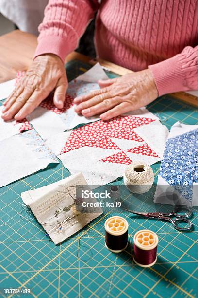 Primer Plano De Manos De Mujer Mayor Textura Con Edredón Foto de stock y más banco de imágenes de Colcha