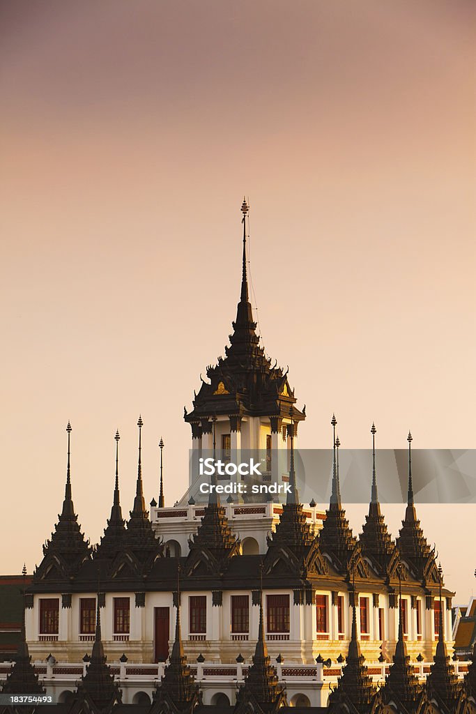 Loha Prasat templo de Bangkok, Tailandia - Foto de stock de Anochecer libre de derechos