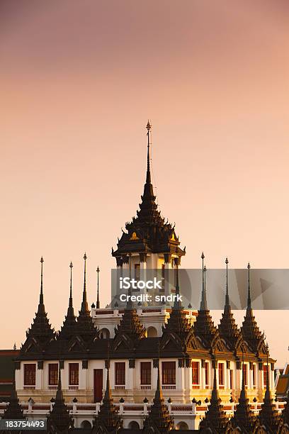 Loha Prasat Templo De Bangkok Tailandia Foto de stock y más banco de imágenes de Anochecer - Anochecer, Bangkok, Budismo