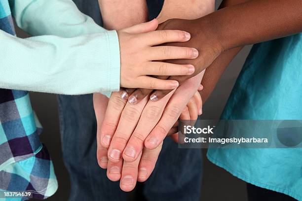 Hände Stockfoto und mehr Bilder von Afrikanischer Abstammung - Afrikanischer Abstammung, Afro-amerikanischer Herkunft, Asiatischer und Indischer Abstammung