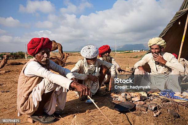 Photo libre de droit de Homme Indien Préparer Chapati Pain Durant Le Festival De Pushkar banque d'images et plus d'images libres de droit de Désert