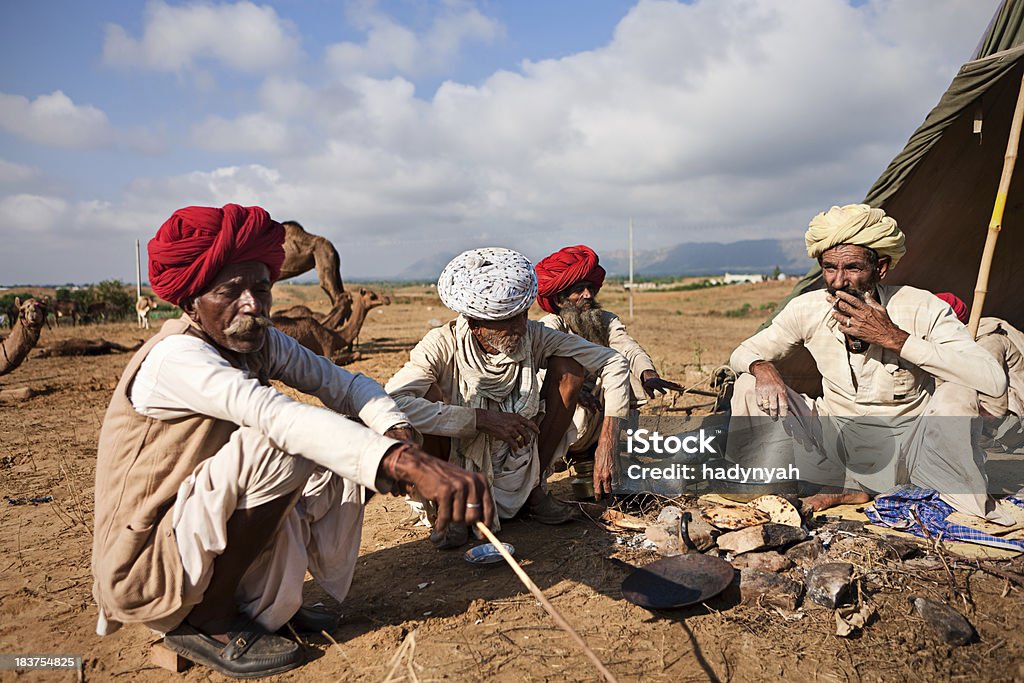 Indian mężczyźni Przygotowanie chapatti Chleb Podczas festiwalu w Pushkar - Zbiór zdjęć royalty-free (Pustynia)