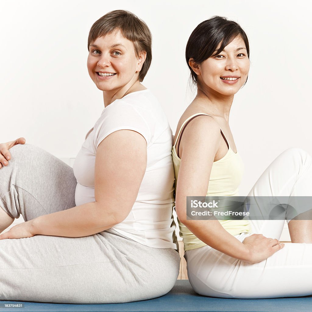 Giovani donne in palestra - Foto stock royalty-free di Relazione di coppia