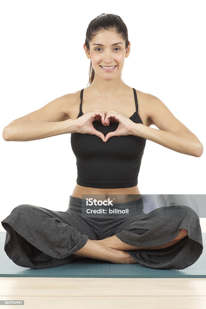 Belles femmes en position d'yoga avec coeur Symbole - Photo de Coeur - Symbole d'une idée libre de droits