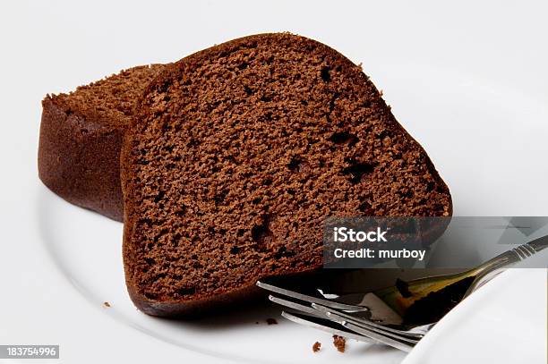 Chocolate Schokoladenkuchen Stockfoto und mehr Bilder von Freisteller – Neutraler Hintergrund - Freisteller – Neutraler Hintergrund, Kuchenstück, Braun