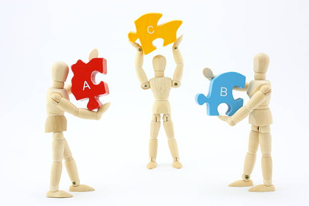 conceito de trabalho em equipe - figurine puzzle people business - fotografias e filmes do acervo