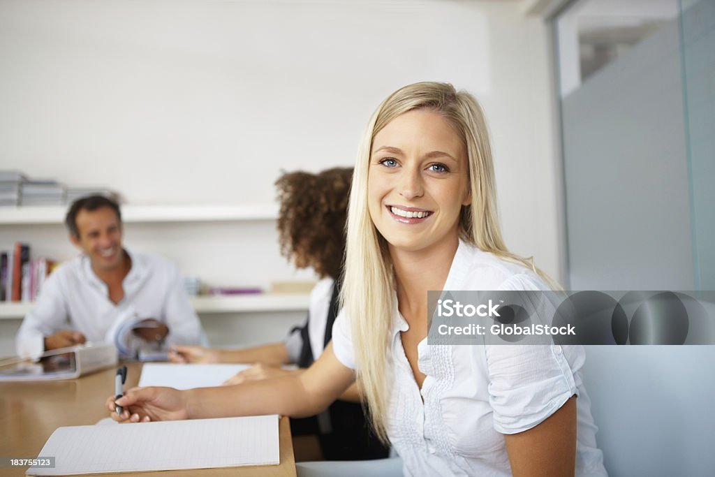 Mulher de negócios sorridente tomando notas - Foto de stock de 20 Anos royalty-free
